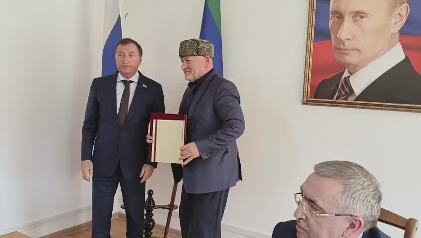 По завершении заседания прошла церемония вручения наград и поощрений Народного Собрания РД