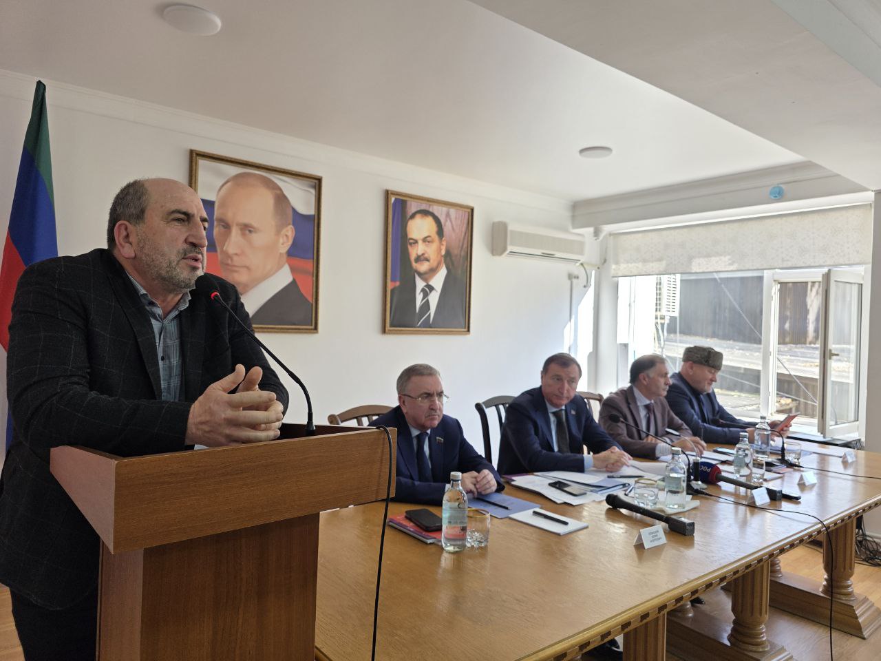 О состоянии и развитии ковроткачества сообщил индивидуальный предприниматель, мастер, возродивший старинную технологию прядения дагестанских ковров Ариф Сулейманов О состоянии и развитии ковроткачества сообщил индивидуальный предприниматель, мастер, возродивший старинную технологию прядения дагестанских ковров Ариф Сулейманов