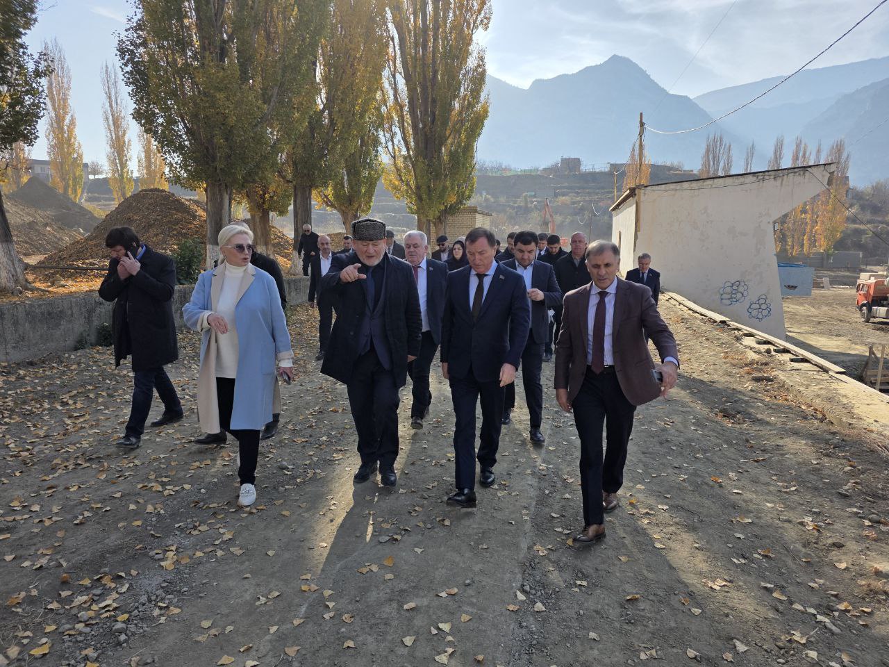 Далее Заур Аскендеров и сопровождающие его лица осмотрели ход строительства новой школы в посёлке Шамилькала Далее Заур Аскендеров и сопровождающие его лица осмотрели ход строительства новой школы в посёлке Шамилькала