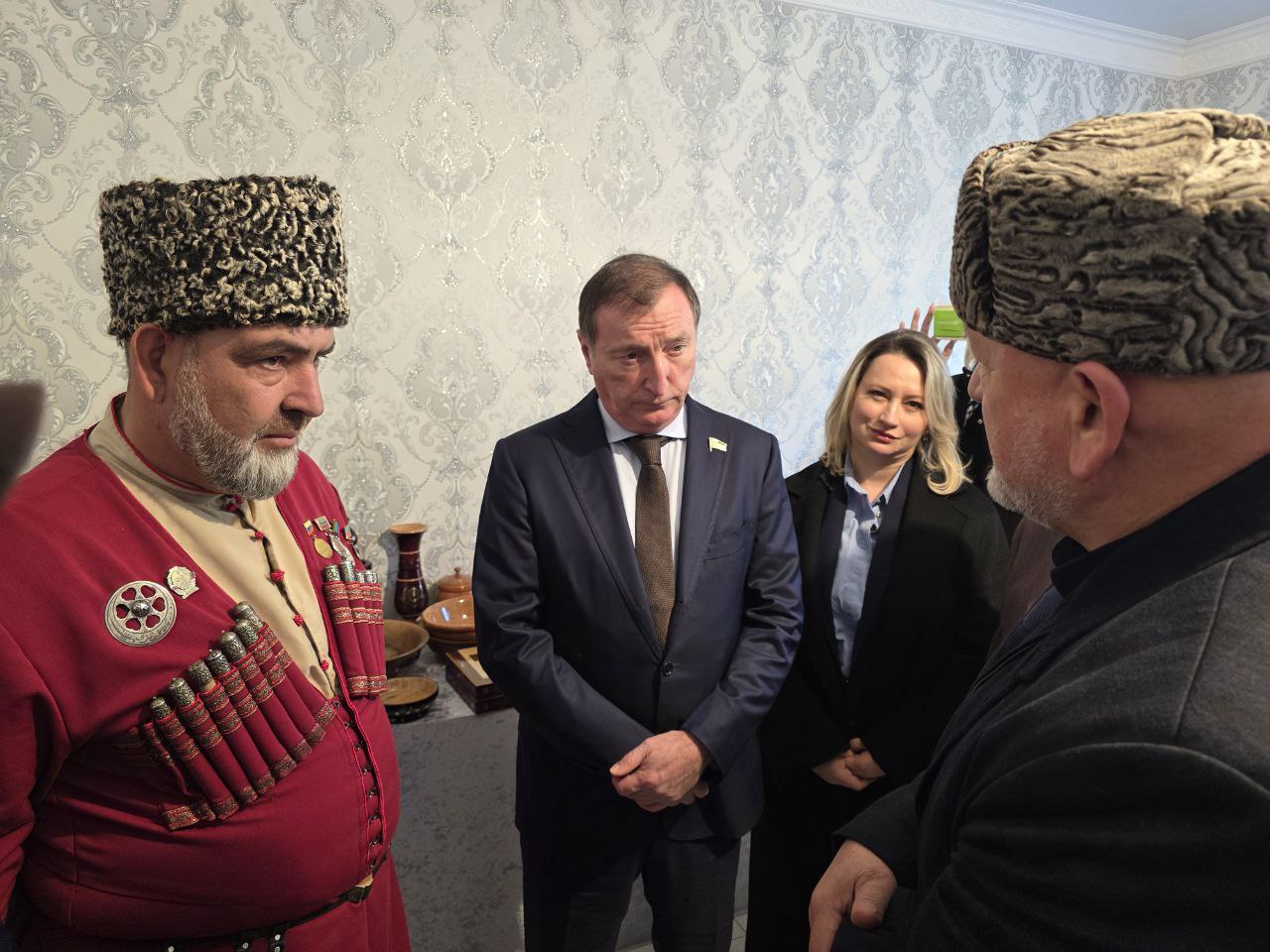 Первым пунктом программы пребывания в Унцукульском районе явилось посещение мастерской "Унцукульские изделия", расположенной в поселке Шамилькала Первым пунктом программы пребывания в Унцукульском районе явилось посещение мастерской "Унцукульские изделия", расположенной в поселке Шамилькала