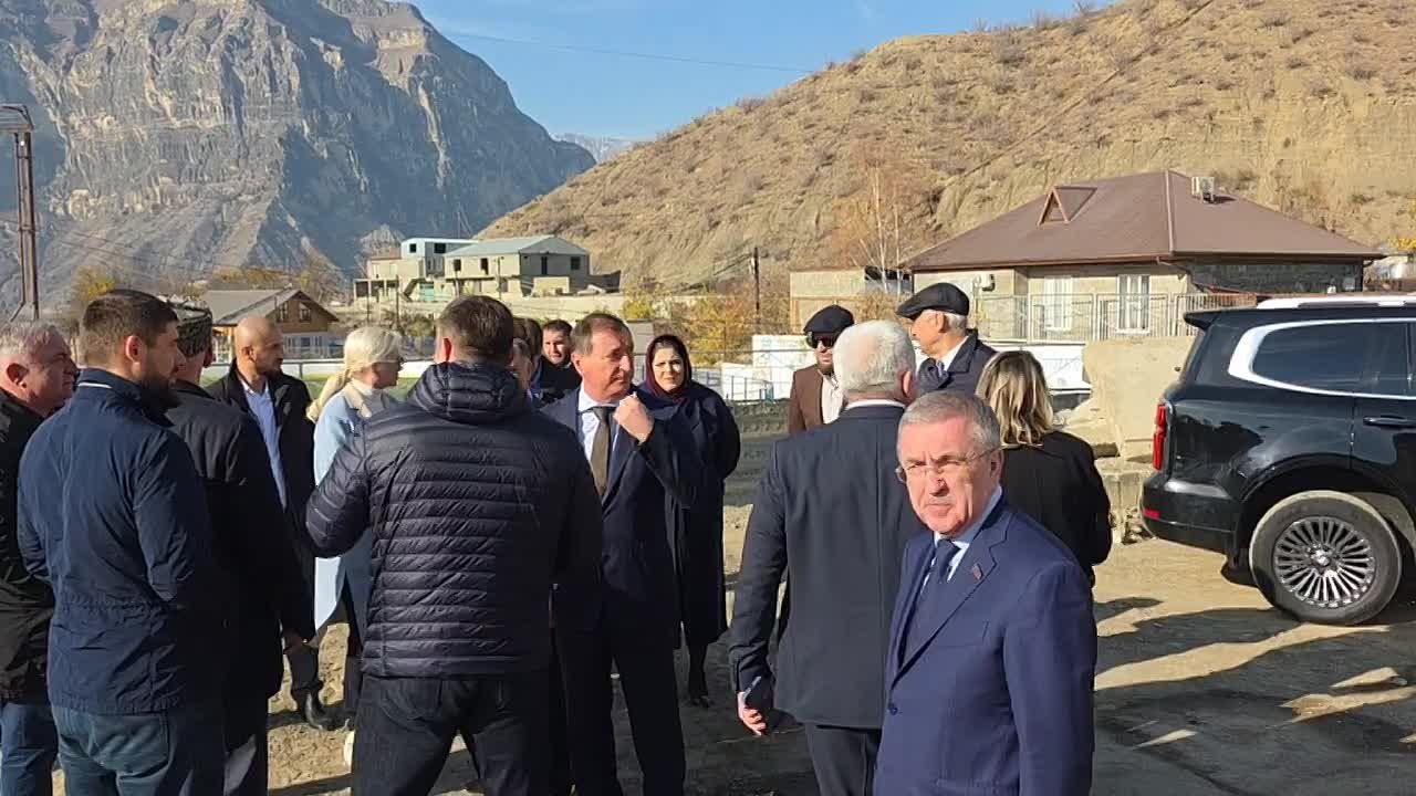 Далее Заур Аскендеров и сопровождающие его лица осмотрели ход строительства новой школы в посёлке Шамилькала