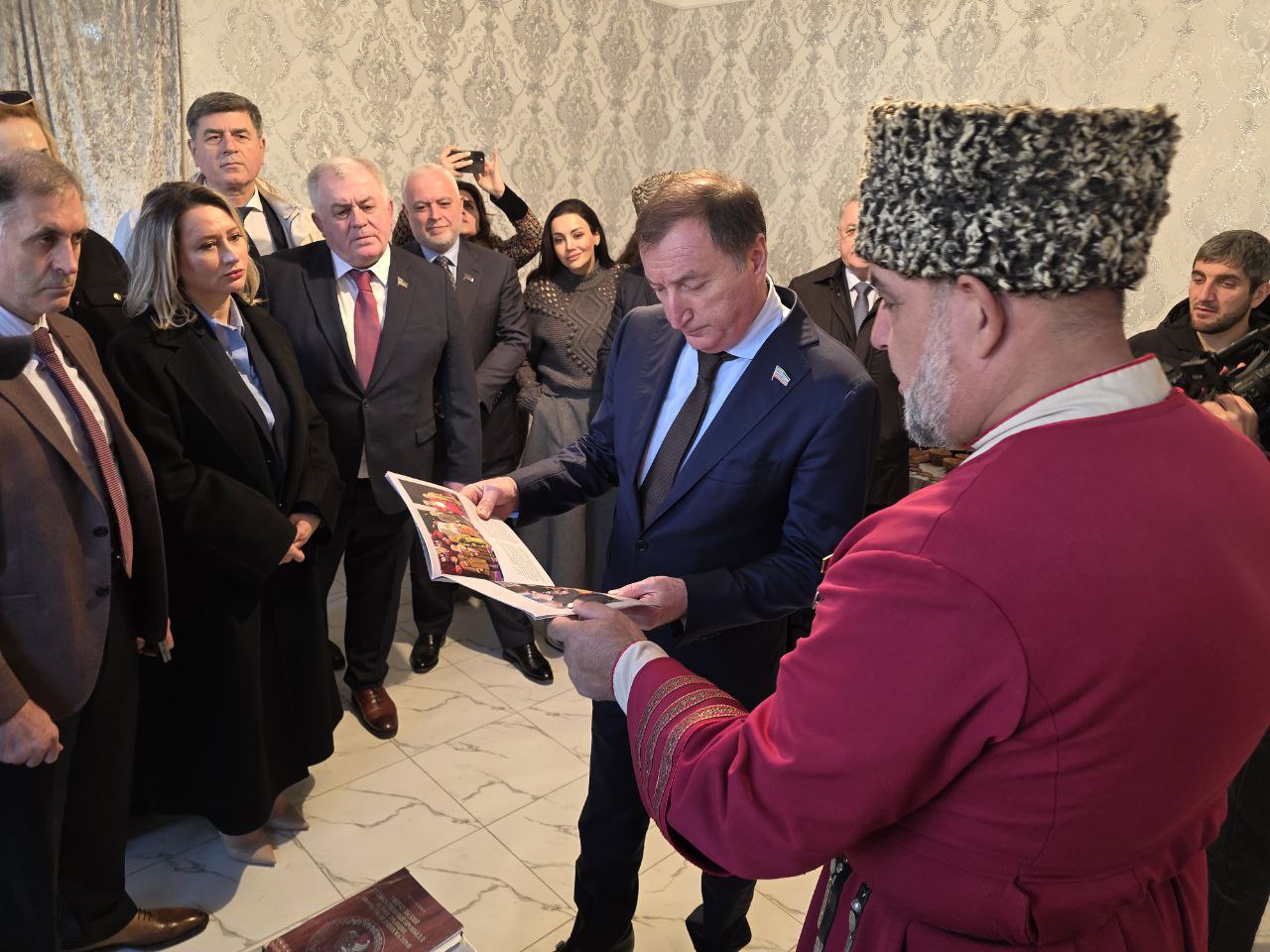 Первым пунктом программы пребывания в Унцукульском районе явилось посещение мастерской "Унцукульские изделия", расположенной в поселке Шамилькала Первым пунктом программы пребывания в Унцукульском районе явилось посещение мастерской "Унцукульские изделия", расположенной в поселке Шамилькала