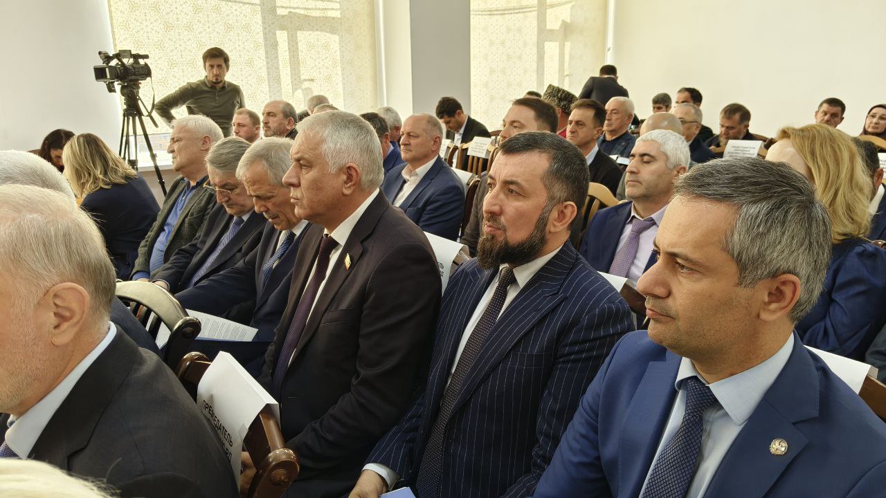 Председатель Народного Собрания РД Заур Аскендеров открыл работу выездного заседания Президиума Народного Собрания Республики Дагестан по вопросу правового регулирования развития народных художественных промыслов в... Председатель Народного Собрания РД Заур Аскендеров открыл работу выездного заседания Президиума Народного Собрания Республики Дагестан по вопросу правового регулирования развития народных художественных промыслов в...