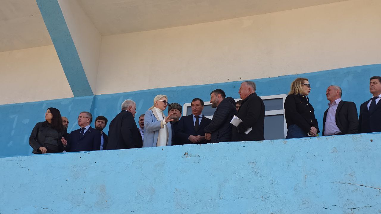 Далее Заур Аскендеров и сопровождающие его лица осмотрели ход строительства новой школы в посёлке Шамилькала Далее Заур Аскендеров и сопровождающие его лица осмотрели ход строительства новой школы в посёлке Шамилькала