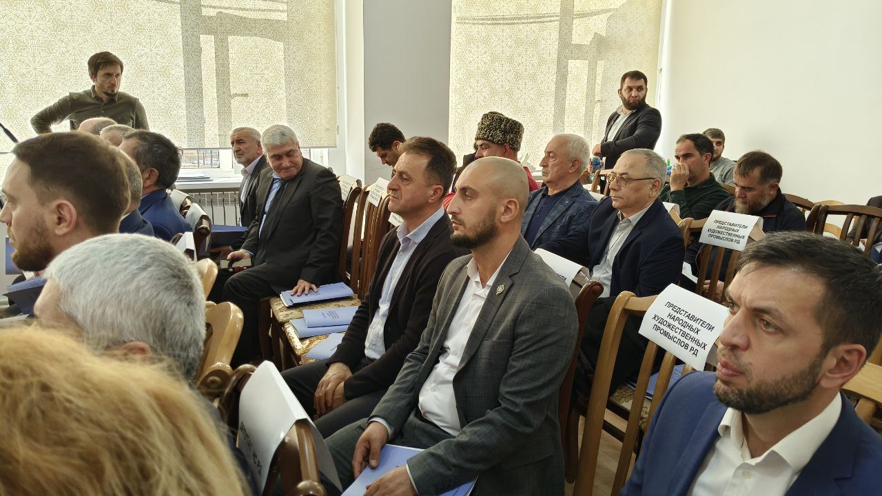 Председатель Народного Собрания РД Заур Аскендеров открыл работу выездного заседания Президиума Народного Собрания Республики Дагестан по вопросу правового регулирования развития народных художественных промыслов в... Председатель Народного Собрания РД Заур Аскендеров открыл работу выездного заседания Президиума Народного Собрания Республики Дагестан по вопросу правового регулирования развития народных художественных промыслов в...