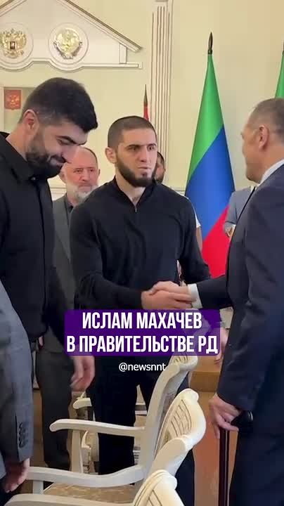 Сергей Меликов проводит встречу с чемпионом UFC Исламом Махачевым в Доме правительства