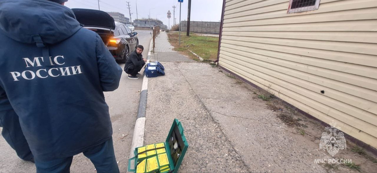 Сотрудники Главного управления МЧС России по Республике Дагестан совместно с Лабораторным центром ФБУЗ «Центр гигиены и эпидемиологии» проведели исследования проб атмосферного воздуха на территории жилых зон городского... Сотрудники Главного управления МЧС России по Республике Дагестан совместно с Лабораторным центром ФБУЗ «Центр гигиены и эпидемиологии» проведели исследования проб атмосферного воздуха на территории жилых зон городского...