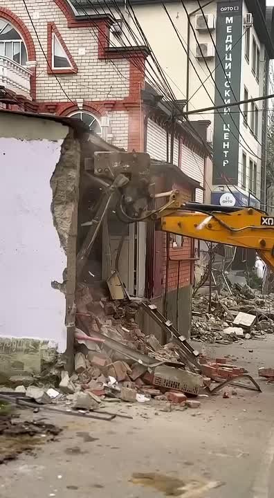 Прямо сейчас в Махачкале в районе Республиканского диагностического центра сносят самовольно возведённые капитальные коммерческие объекты