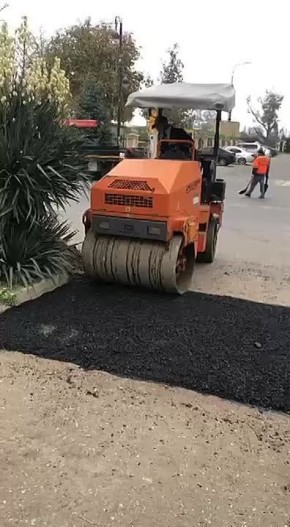 В рамках мероприятий по обеспечению дорожной безопасности и поддержанию городских улиц в надлежащем состоянии аварийная служба управления городского хозяйства администрации города Дербента проводит ямочный ремонт улиц