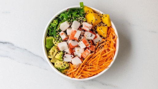 Такой крабовый салат затмит все остальные блюда: вместо риса добавьте этот продукт