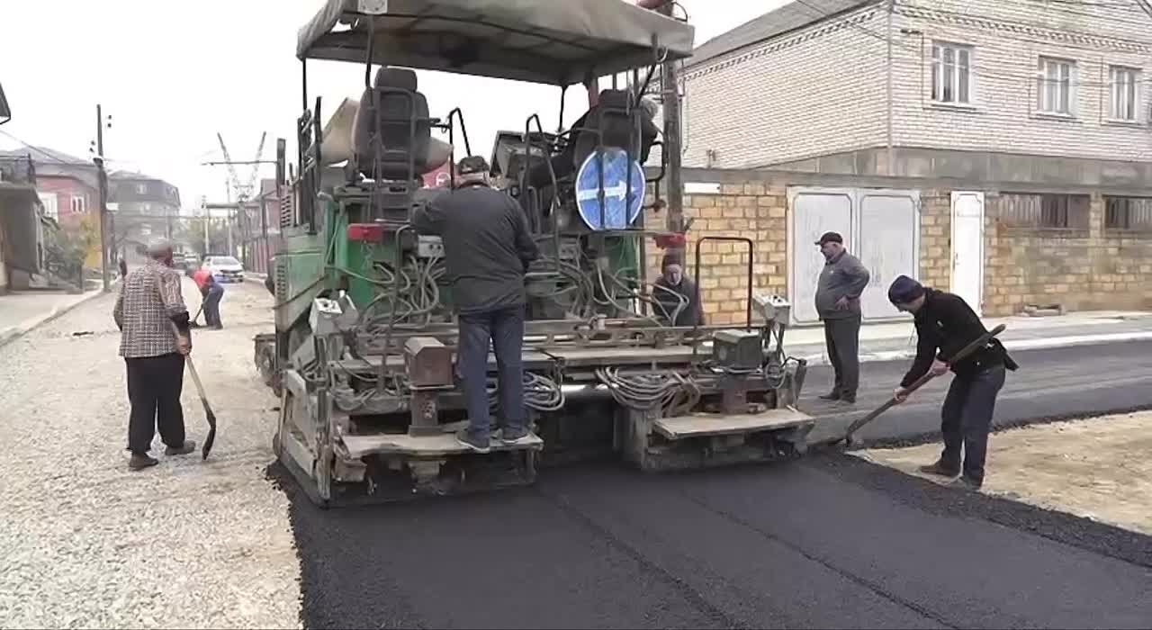 Впервые за 25 лет на 1-й Эльтавной улице в Махачкале укладывают асфальт