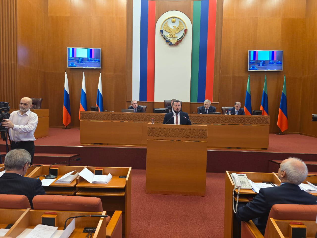 В ходе сессии выступили представители парламентский фракций В ходе сессии выступили представители парламентский фракций