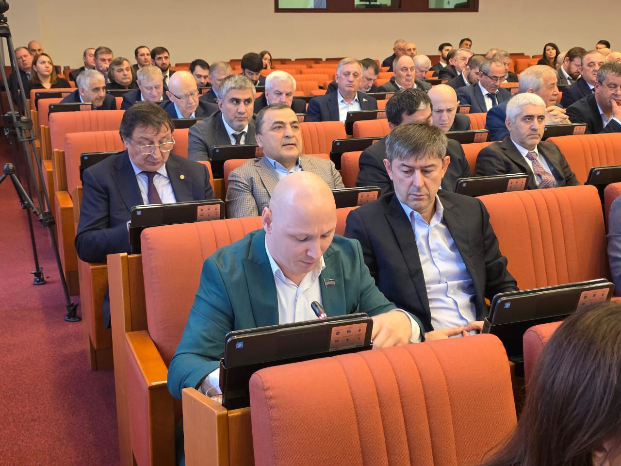 В ходе сессии выступили представители парламентский фракций В ходе сессии выступили представители парламентский фракций