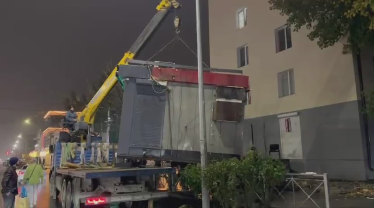 В Махачкале демонтируют незаконные торговые павильоны на улице Гагарина после обращения жителя