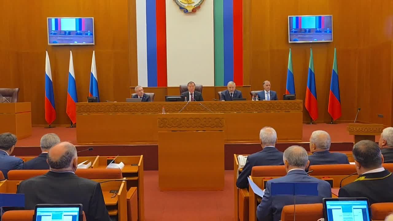Председатель Народного Собрания Республики Дагестан Заур Аскендеров открыл работу сессии