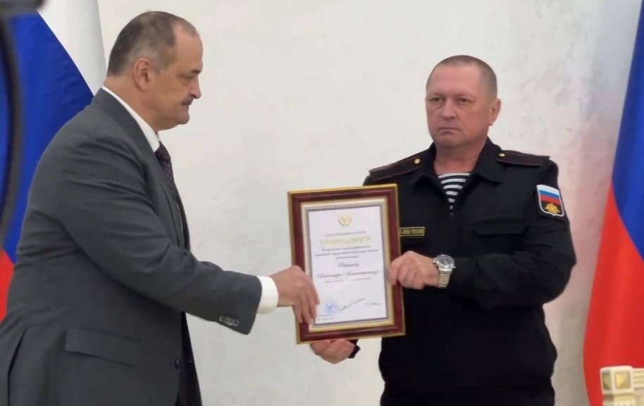 Сергей Меликов вручил награды военнослужащим 177-го отдельного гвардейского полка морской пехоты