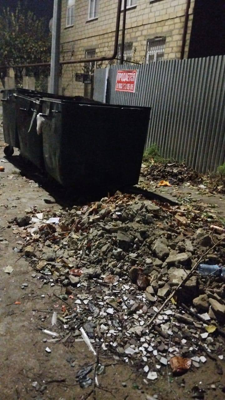 Проблема, с которой «ГорСервис» сталкивается ЕЖЕДНЕВНО - строительные отходы на контейнерных площадках, предназначенных для бытового мусора