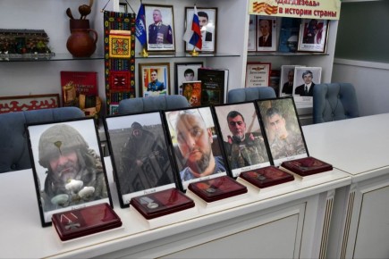 В Каспийске почтили память участников СВО и вручили государственные награды их семьям