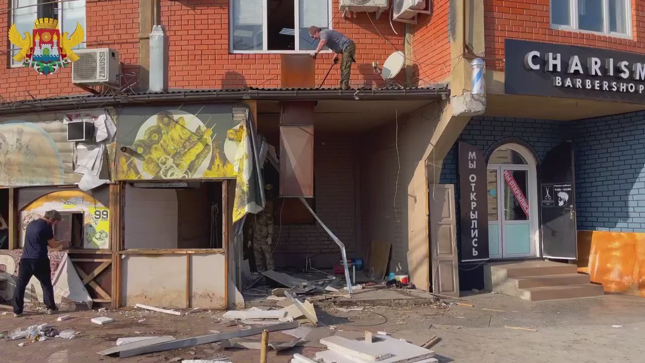 В Махачкале на улице Магомедтагирова демонтировали конструкции, которые незаконно установил собственник кафе «Хижина»