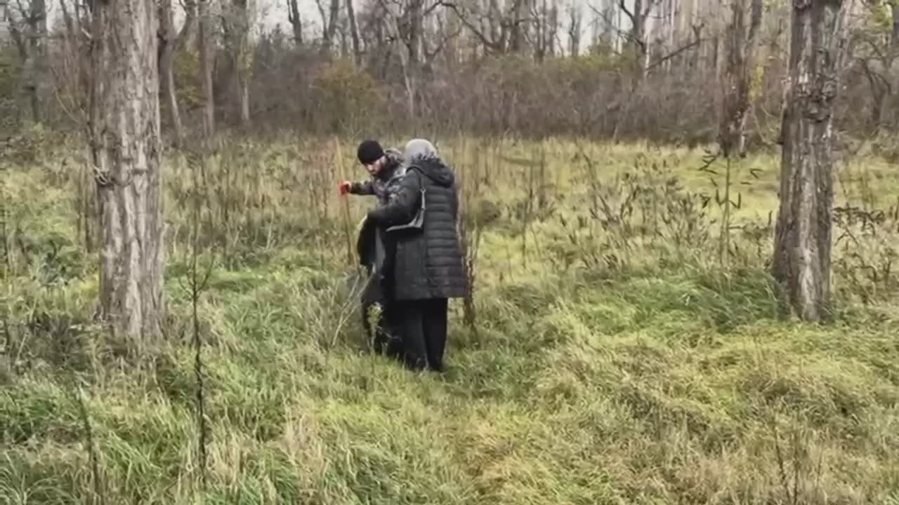 Субботник проходит и в парке им. Расула Гамзатова. Чистоту в Эльтавском лесу наводят сотрудники столичного Управления транспорта, связи и дорожного хозяйства