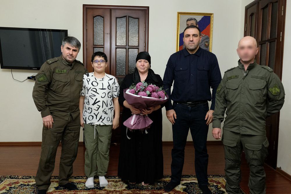 Депутат НС РД Имран Аваев навестил Садият Рамазановну Курбанову - маму кавалера ордена Мужества, сотрудника отряда, старшего лейтенанта полиции Джабраила Курбанова, погибшего при исполнении служебного долга в ходе...