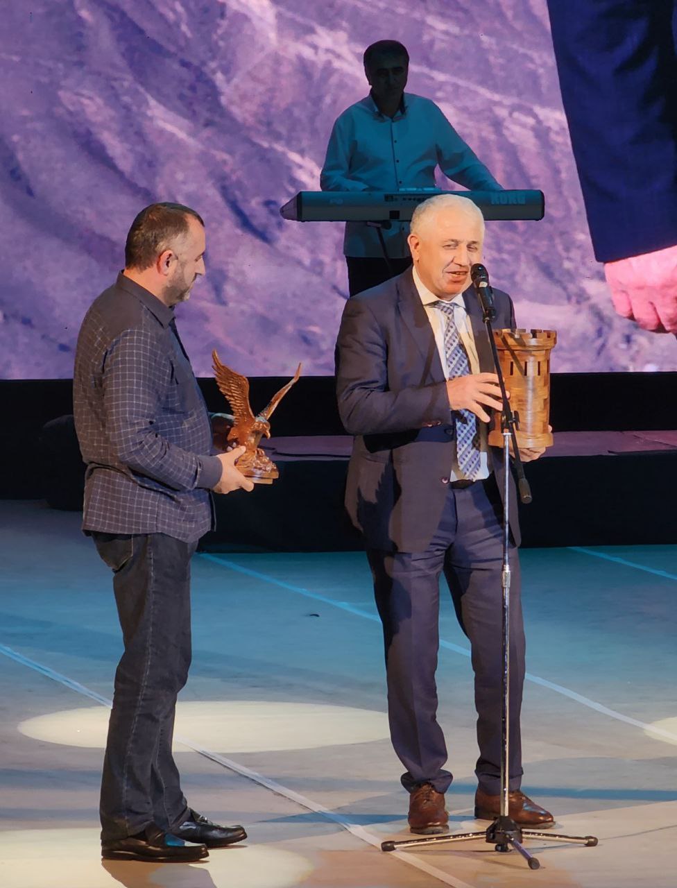 Праздничный концерт, посвященный 60-летнему юбилею народного артиста Дагестана Магомеда Абасова, при полном аншлаге прошел вчера в Большом зале Русского театра Праздничный концерт, посвященный 60-летнему юбилею народного артиста Дагестана Магомеда Абасова, при полном аншлаге прошел вчера в Большом зале Русского театра