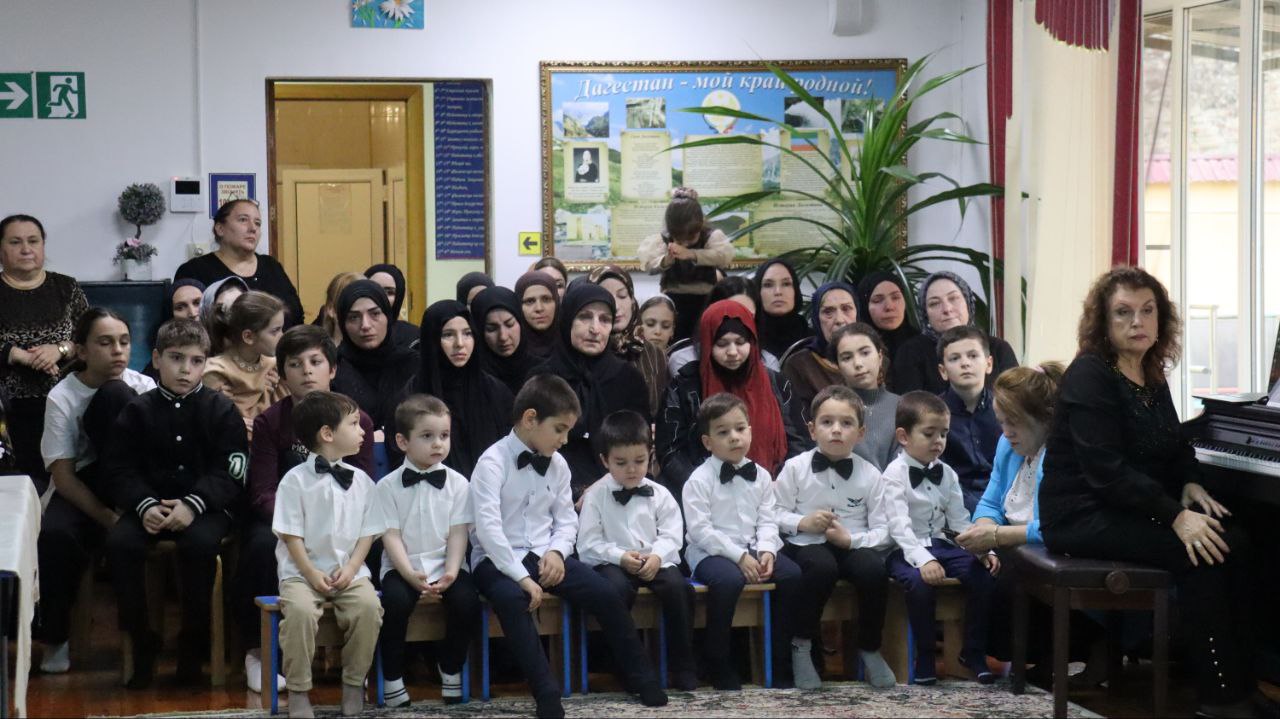 В преддверии Дня матери депутат НС РД Гаджи Биярсланов принял участие в мероприятии, состоявшемся в социально-реабилитационном центре Кизилюрта