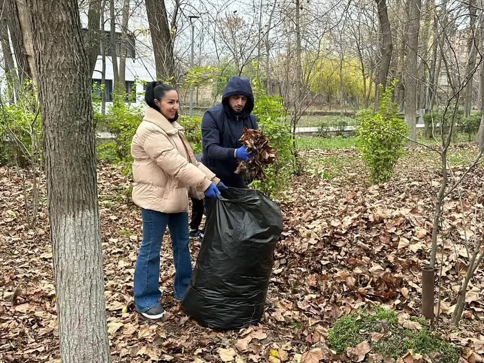 Сотрудники Управления экономики, инвестиций и предпринимательства и Финансового управления провели субботник в парке Ленинского комсомола и на улице М. Гаджиева под руководством заместителя главы администрации города Хакима...
