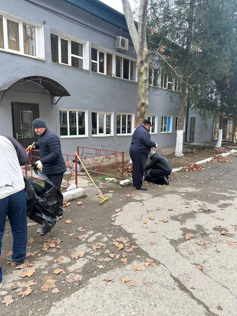 Сотрудники МУП «Махачкалинское троллейбусное управление» провели уборку листвы и мусора в сквере на проспекте А. Акушинского, а также на троллейбусном кольце Сотрудники МУП «Махачкалинское троллейбусное управление» провели уборку листвы и мусора в сквере на проспекте А. Акушинского, а также на троллейбусном кольце