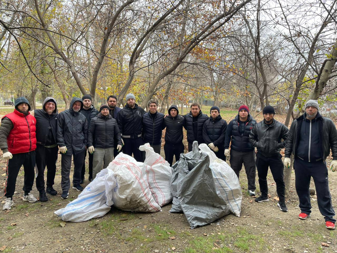 Коллектив Управления административно -технической инспекции проводили санитарные работы в рамках общегородского субботника в парке воинов-интернационалистов