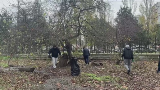 Работники «Управления торговли, рекламы и потребительских услуг» в рамках общегородского субботника трудились на территории парка 50-летия Победы Октября