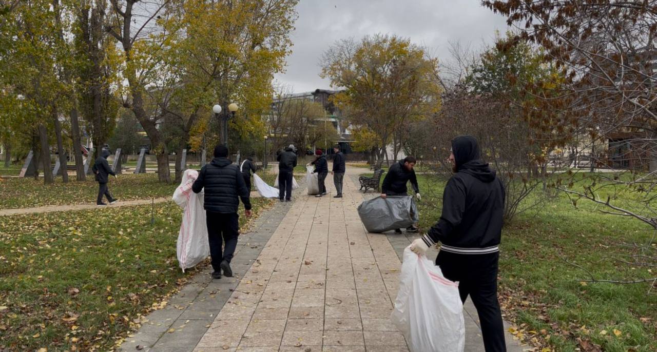 Коллектив Управления административно -технической инспекции проводили санитарные работы в рамках общегородского субботника в парке воинов-интернационалистов Коллектив Управления административно -технической инспекции проводили санитарные работы в рамках общегородского субботника в парке воинов-интернационалистов