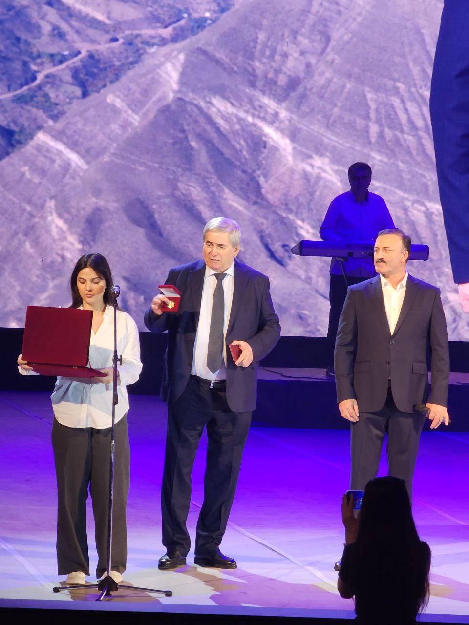 Праздничный концерт, посвященный 60-летнему юбилею народного артиста Дагестана Магомеда Абасова, при полном аншлаге прошел вчера в Большом зале Русского театра Праздничный концерт, посвященный 60-летнему юбилею народного артиста Дагестана Магомеда Абасова, при полном аншлаге прошел вчера в Большом зале Русского театра