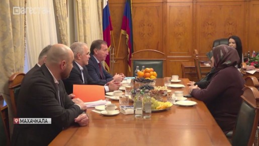 Спикер дагестанского парламента Заур Аскендеров встретился с Багарет Магомедовой в канун Дня матери