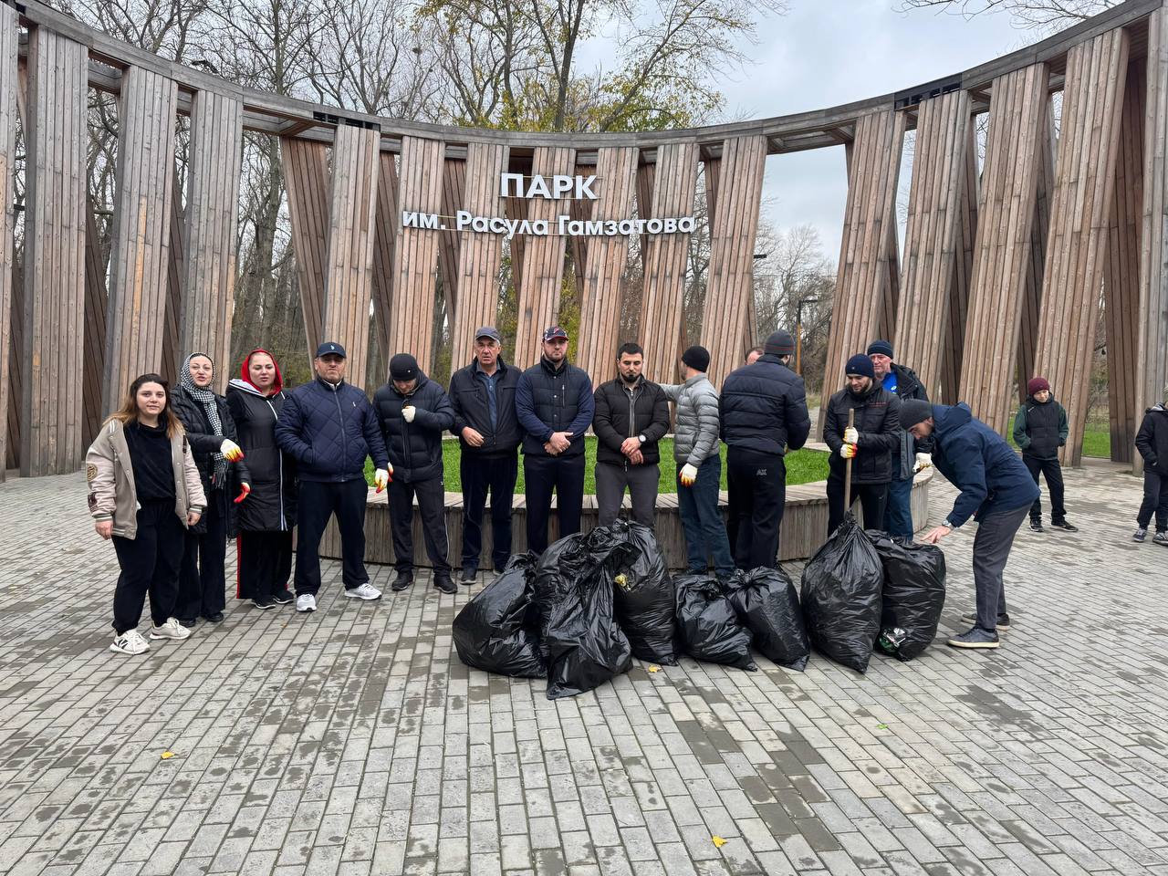 Субботник проходит и в парке им. Расула Гамзатова. Чистоту в Эльтавском лесу наводят сотрудники столичного Управления транспорта, связи и дорожного хозяйства Субботник проходит и в парке им. Расула Гамзатова. Чистоту в Эльтавском лесу наводят сотрудники столичного Управления транспорта, связи и дорожного хозяйства