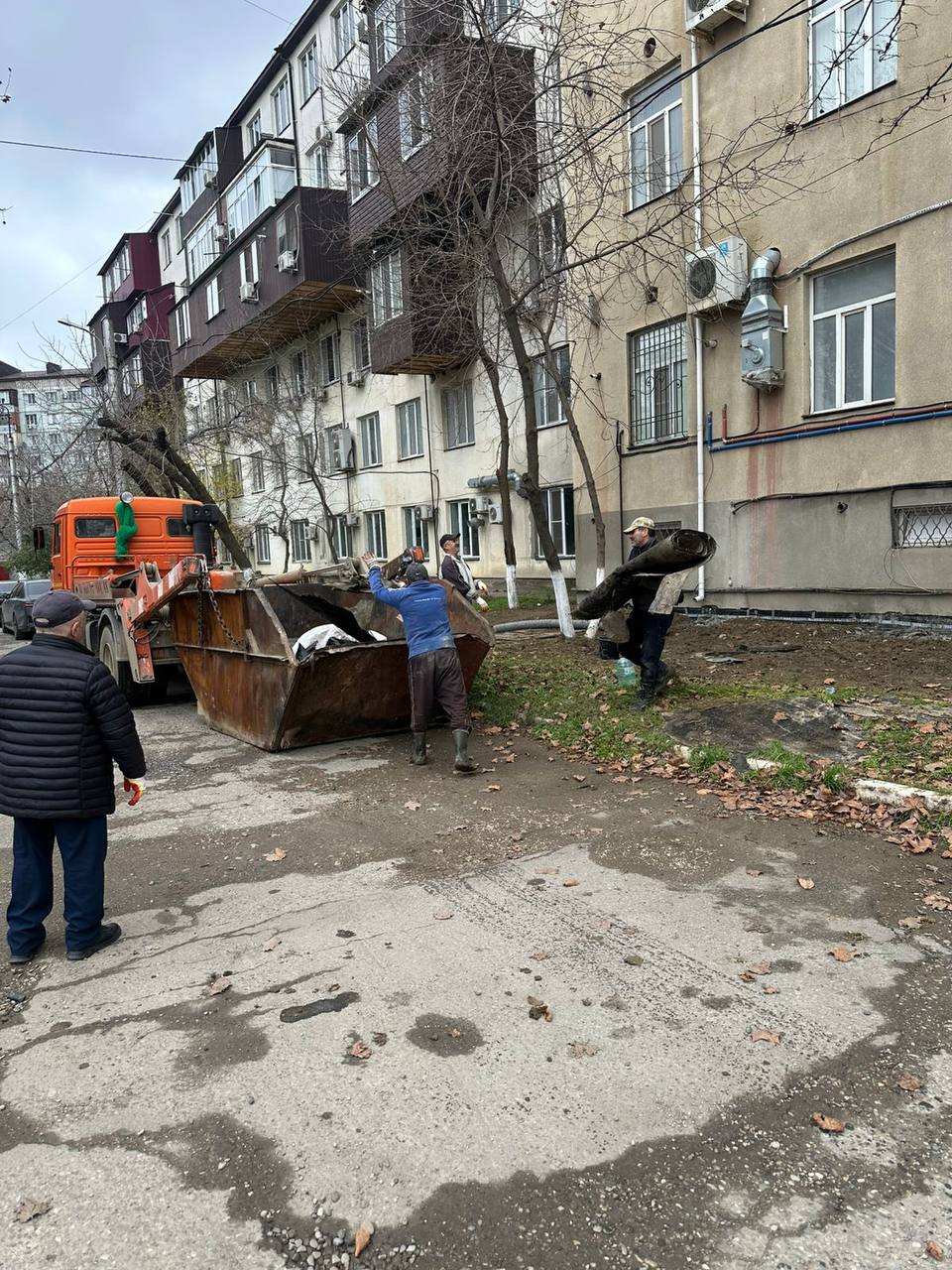 Сотрудники МУП «Махачкалинское троллейбусное управление» провели уборку листвы и мусора в сквере на проспекте А. Акушинского, а также на троллейбусном кольце Сотрудники МУП «Махачкалинское троллейбусное управление» провели уборку листвы и мусора в сквере на проспекте А. Акушинского, а также на троллейбусном кольце