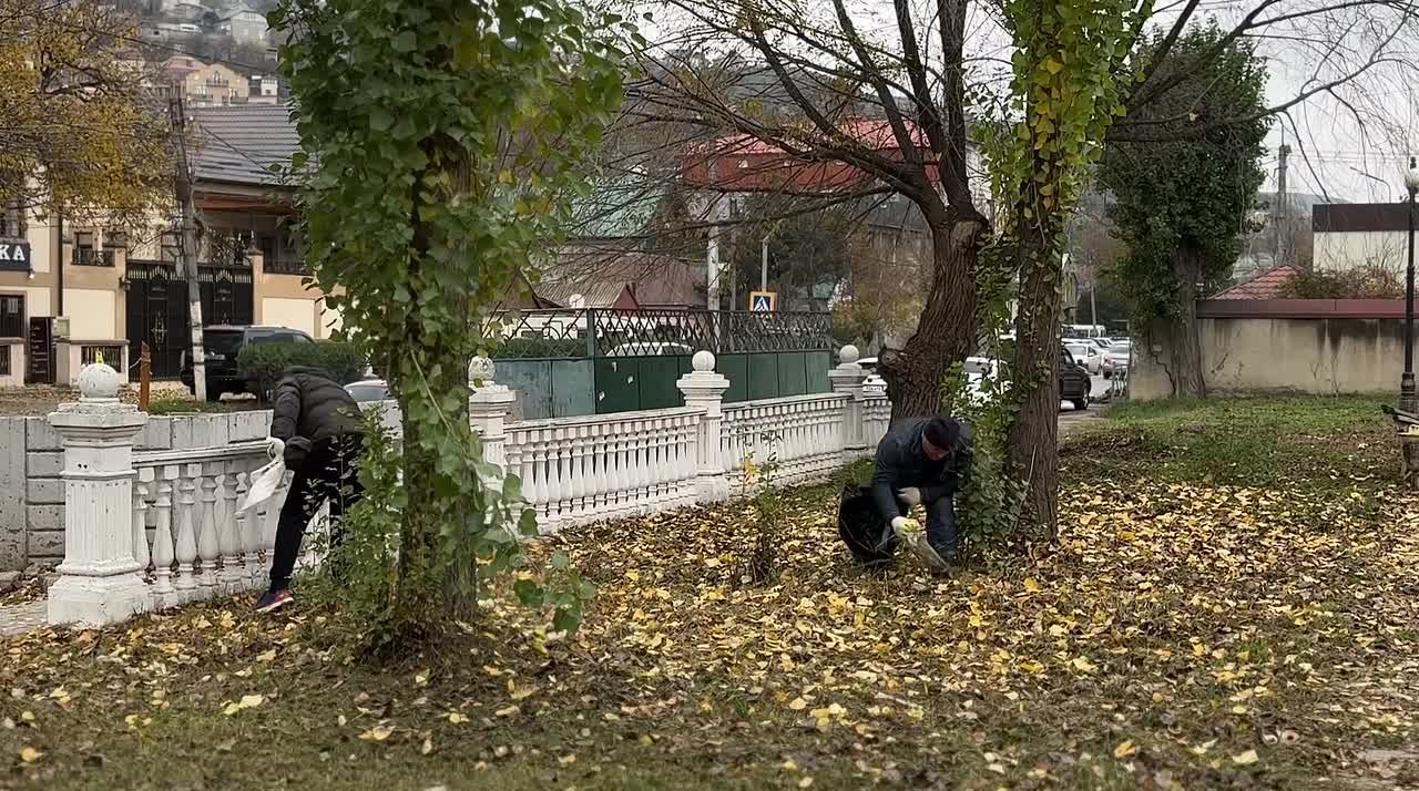 Сотрудники Управления внутренней политики под руководством заместителя главы администрации города Магомеда Амирханова принимают участие в общегородском субботнике в сквере на улице Генерала Омарова