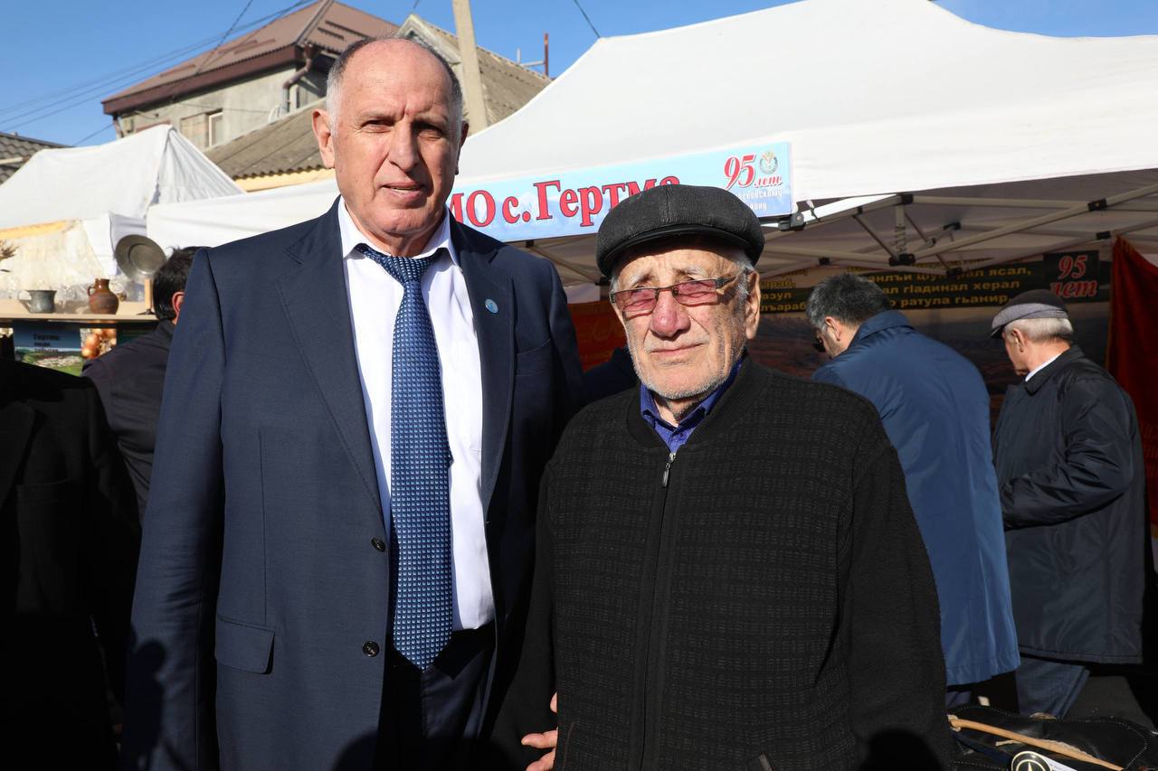 Премьер-министр Дагестана встретил своего школьного учителя Премьер-министр Дагестана встретил своего школьного учителя