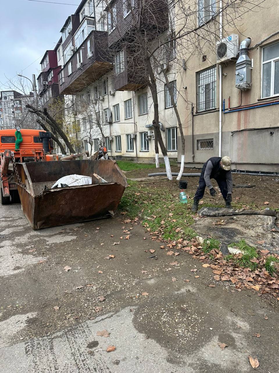 Сотрудники МУП «Махачкалинское троллейбусное управление» провели уборку листвы и мусора в сквере на проспекте А. Акушинского, а также на троллейбусном кольце