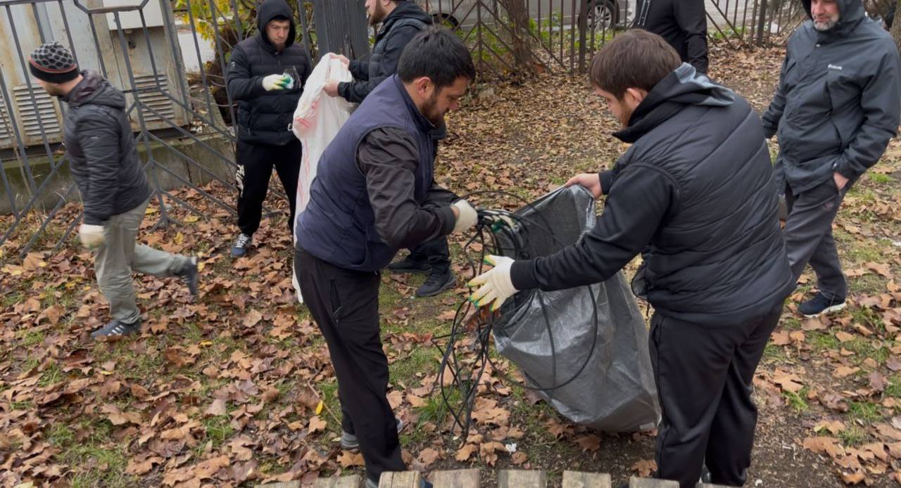 Коллектив Управления административно -технической инспекции проводили санитарные работы в рамках общегородского субботника в парке воинов-интернационалистов Коллектив Управления административно -технической инспекции проводили санитарные работы в рамках общегородского субботника в парке воинов-интернационалистов