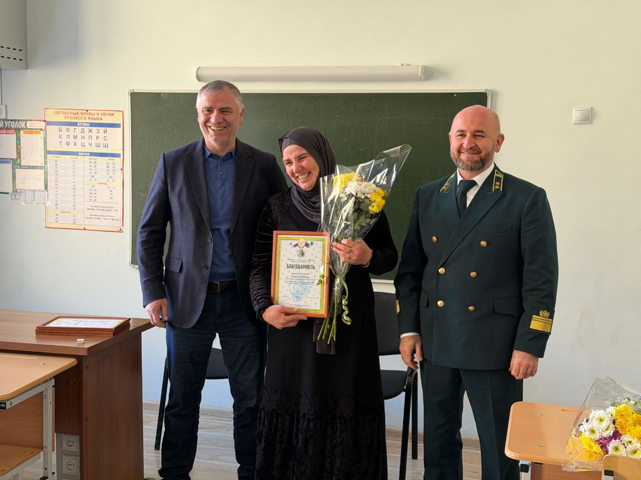 30 ноября председатель Комитета по лесному хозяйству Вагаб Абдулхамидов и Глава МО «Тляратинский район» Мурад Рамазанов отметили благодарностями Даглесхоза 13 женщин, помогавших в тушении ландшафтного пожара, произошедшего в... 30 ноября председатель Комитета по лесному хозяйству Вагаб Абдулхамидов и Глава МО «Тляратинский район» Мурад Рамазанов отметили благодарностями Даглесхоза 13 женщин, помогавших в тушении ландшафтного пожара, произошедшего в...