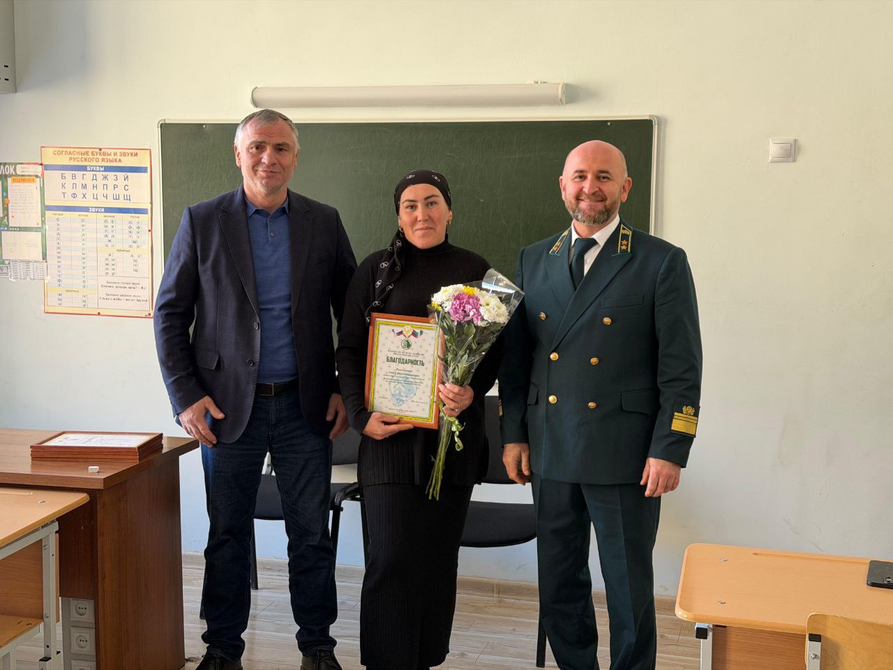 30 ноября председатель Комитета по лесному хозяйству Вагаб Абдулхамидов и Глава МО «Тляратинский район» Мурад Рамазанов отметили благодарностями Даглесхоза 13 женщин, помогавших в тушении ландшафтного пожара, произошедшего в... 30 ноября председатель Комитета по лесному хозяйству Вагаб Абдулхамидов и Глава МО «Тляратинский район» Мурад Рамазанов отметили благодарностями Даглесхоза 13 женщин, помогавших в тушении ландшафтного пожара, произошедшего в...