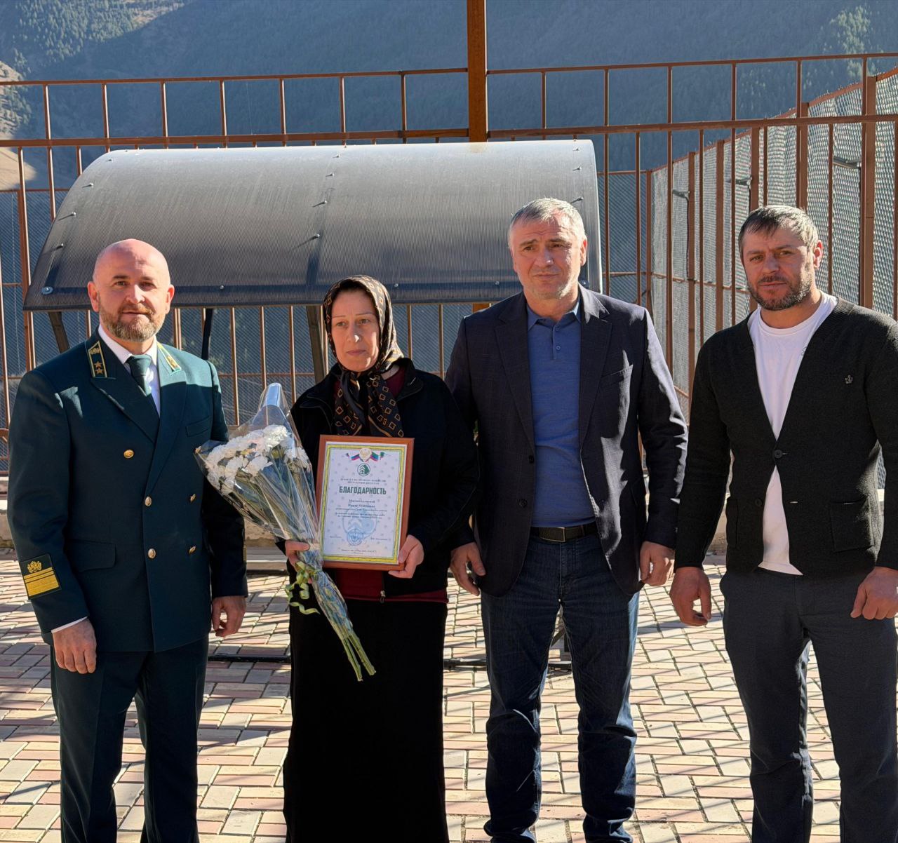 30 ноября председатель Комитета по лесному хозяйству Вагаб Абдулхамидов и Глава МО «Тляратинский район» Мурад Рамазанов отметили благодарностями Даглесхоза 13 женщин, помогавших в тушении ландшафтного пожара, произошедшего в... 30 ноября председатель Комитета по лесному хозяйству Вагаб Абдулхамидов и Глава МО «Тляратинский район» Мурад Рамазанов отметили благодарностями Даглесхоза 13 женщин, помогавших в тушении ландшафтного пожара, произошедшего в...