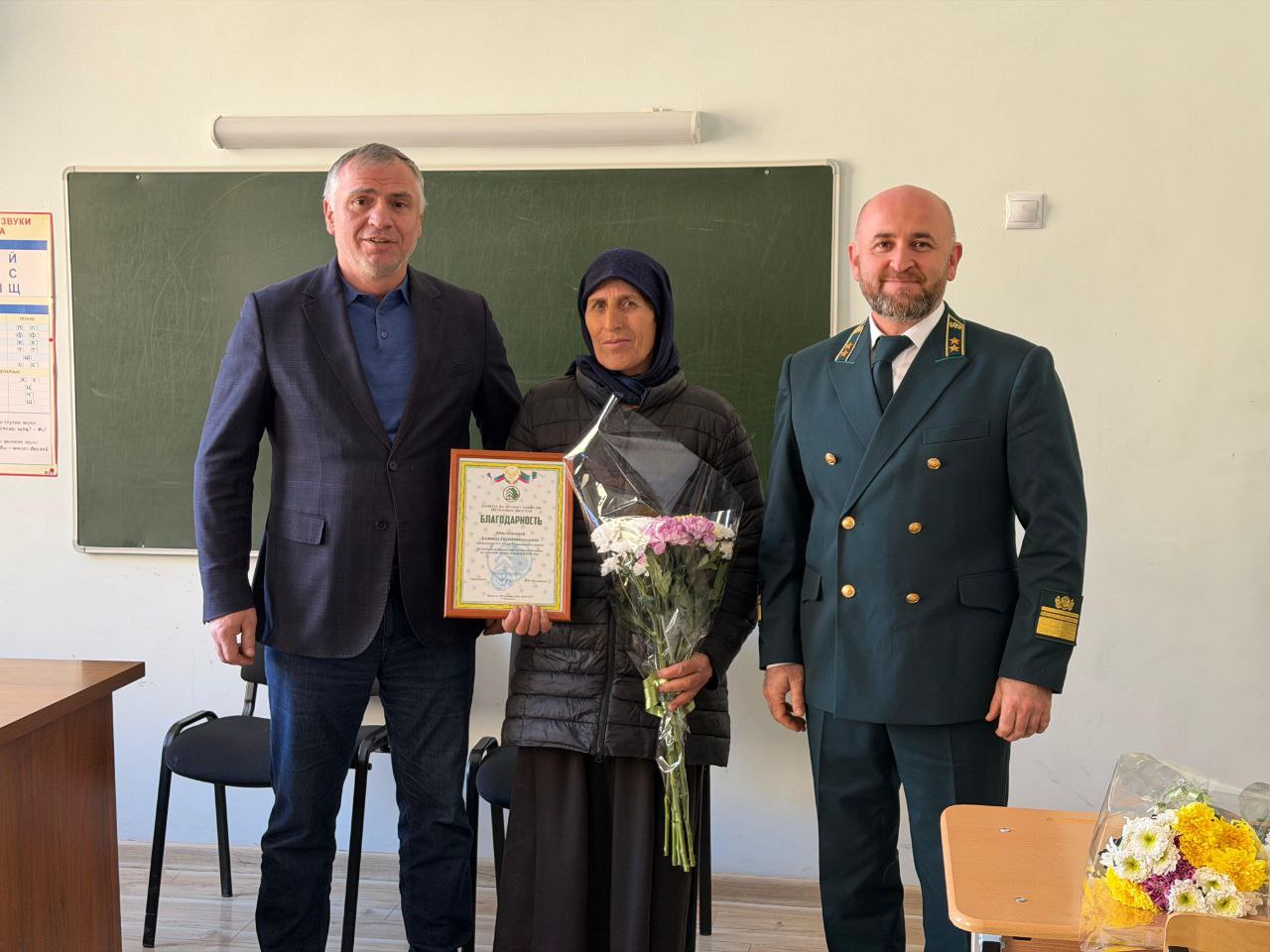 30 ноября председатель Комитета по лесному хозяйству Вагаб Абдулхамидов и Глава МО «Тляратинский район» Мурад Рамазанов отметили благодарностями Даглесхоза 13 женщин, помогавших в тушении ландшафтного пожара, произошедшего в... 30 ноября председатель Комитета по лесному хозяйству Вагаб Абдулхамидов и Глава МО «Тляратинский район» Мурад Рамазанов отметили благодарностями Даглесхоза 13 женщин, помогавших в тушении ландшафтного пожара, произошедшего в...