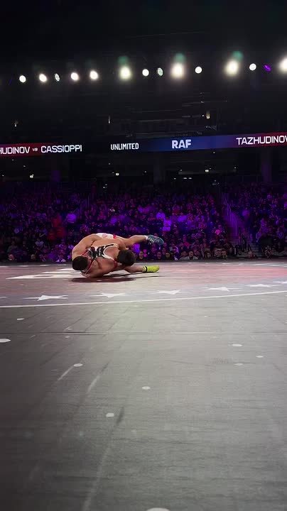 Олимпийский чемпион по вольной борьбе Ахмед Тажудинов победил американца Тони Кассиоппи на турнире Real American Freestyle 3