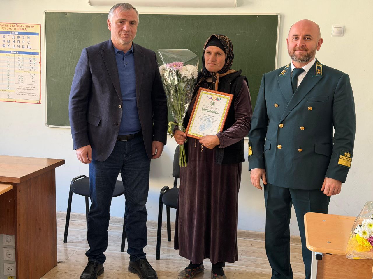 30 ноября председатель Комитета по лесному хозяйству Вагаб Абдулхамидов и Глава МО «Тляратинский район» Мурад Рамазанов отметили благодарностями Даглесхоза 13 женщин, помогавших в тушении ландшафтного пожара, произошедшего в... 30 ноября председатель Комитета по лесному хозяйству Вагаб Абдулхамидов и Глава МО «Тляратинский район» Мурад Рамазанов отметили благодарностями Даглесхоза 13 женщин, помогавших в тушении ландшафтного пожара, произошедшего в...