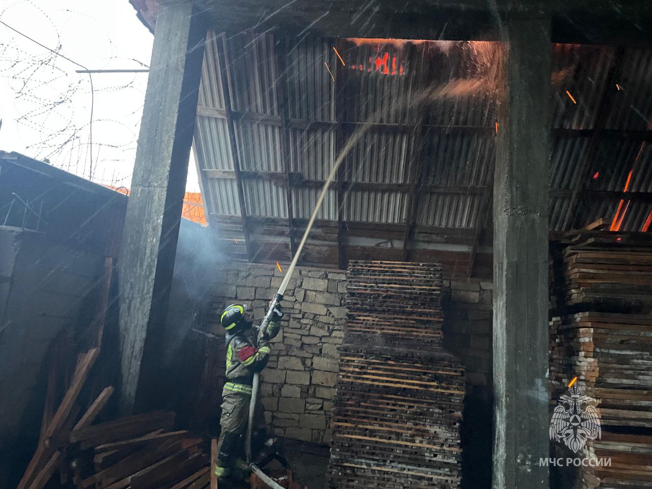 Кадры тушения пожара в мебельном цехе в г. Махачкале Кадры тушения пожара в мебельном цехе в г. Махачкале