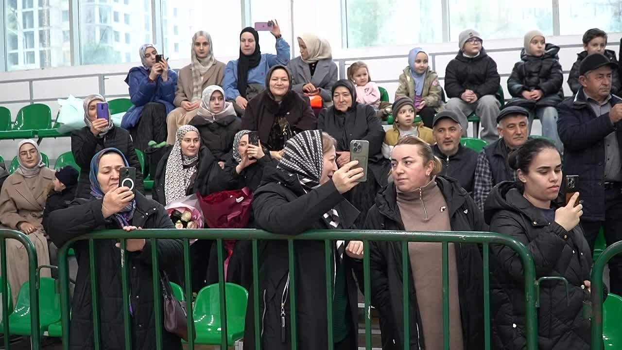 На стадионе «Труд» в Махачкале состоялось чествование дагестанских тхэквондистов – триумфаторов Сурдлимпийских игр в Токио Мадины Сатушиевой и Шамиля Исакова