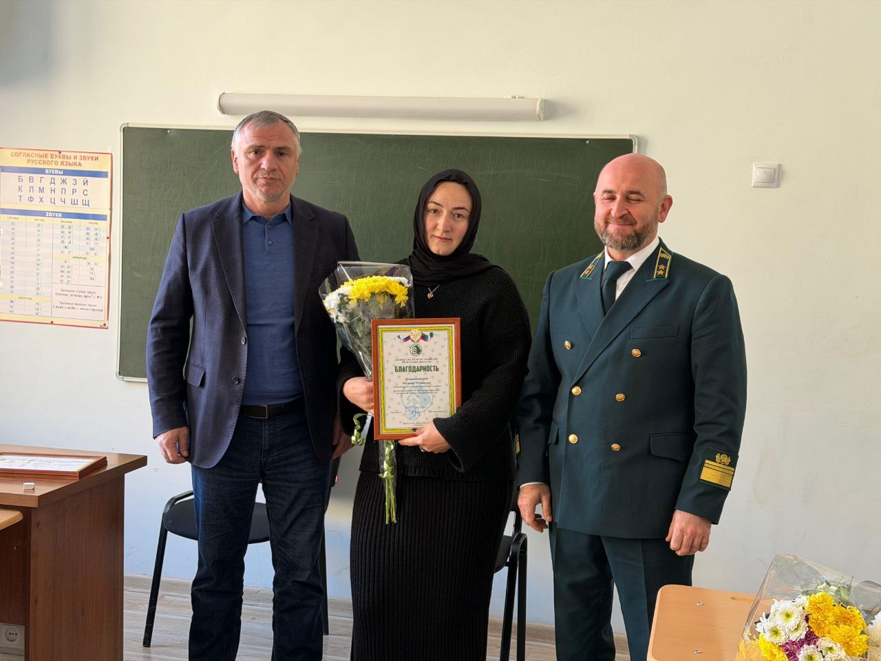 30 ноября председатель Комитета по лесному хозяйству Вагаб Абдулхамидов и Глава МО «Тляратинский район» Мурад Рамазанов отметили благодарностями Даглесхоза 13 женщин, помогавших в тушении ландшафтного пожара, произошедшего в... 30 ноября председатель Комитета по лесному хозяйству Вагаб Абдулхамидов и Глава МО «Тляратинский район» Мурад Рамазанов отметили благодарностями Даглесхоза 13 женщин, помогавших в тушении ландшафтного пожара, произошедшего в...