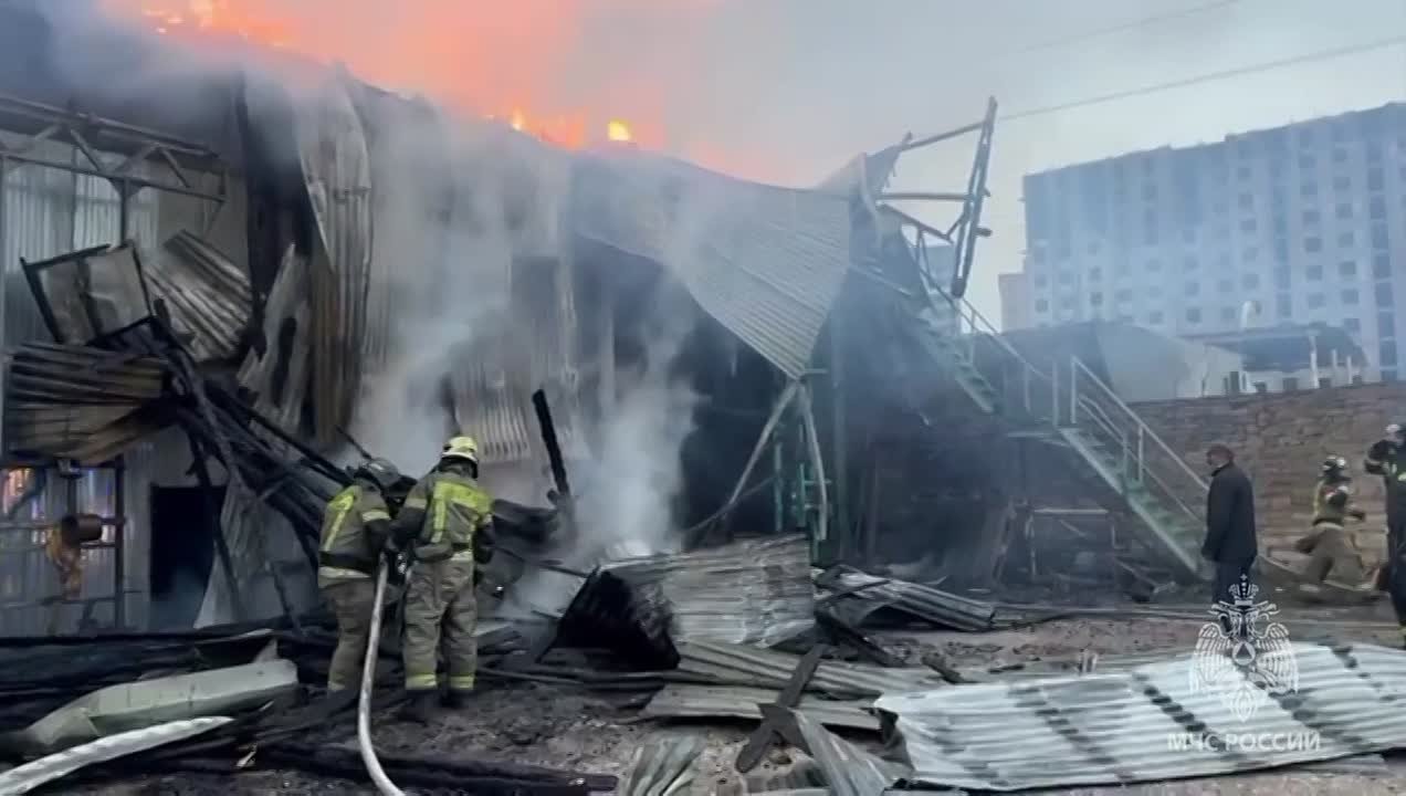 Кадры тушения пожара в мебельном цехе в г. Махачкале